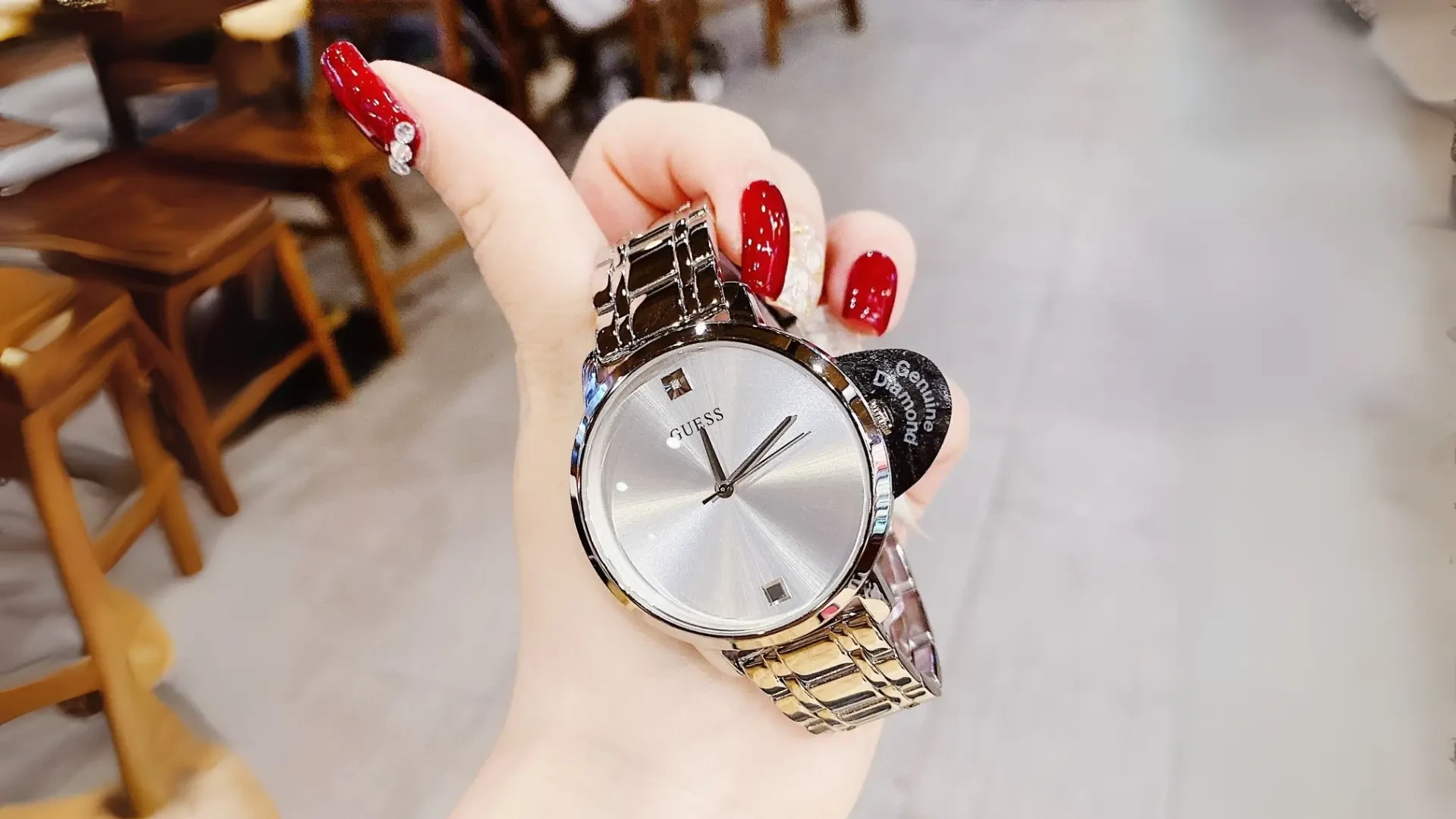 9-dong-ho-nu-guess-voi-thiet-ke-hien-dai.webp
