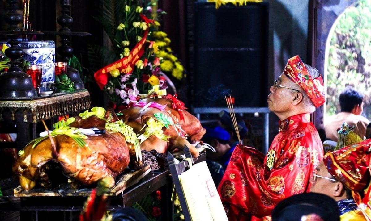 4-le-chanh-te-duoc-to-chuc-ngay-sau-khi-cac-vi-than-va-thanh-mau-duoc-don-ruoc-den-dien (1).jpg