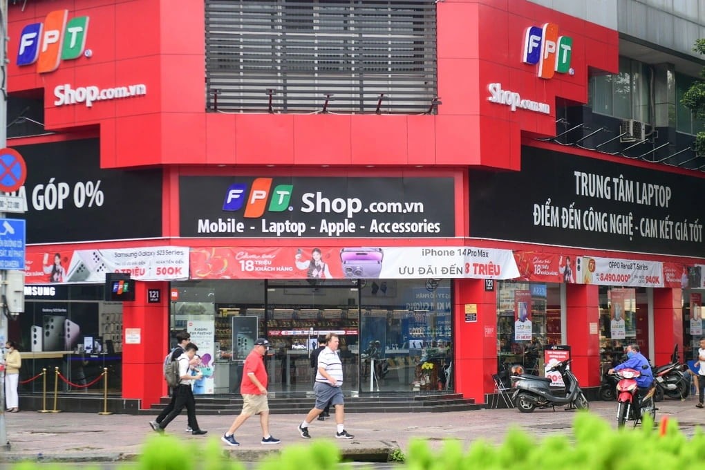 2-so-huu-ngay-sieu-pham-smartphone-mo-uoc-voi-uu-dai-tra-gop-0-lai-suat-tai-fpt-shop.jpg