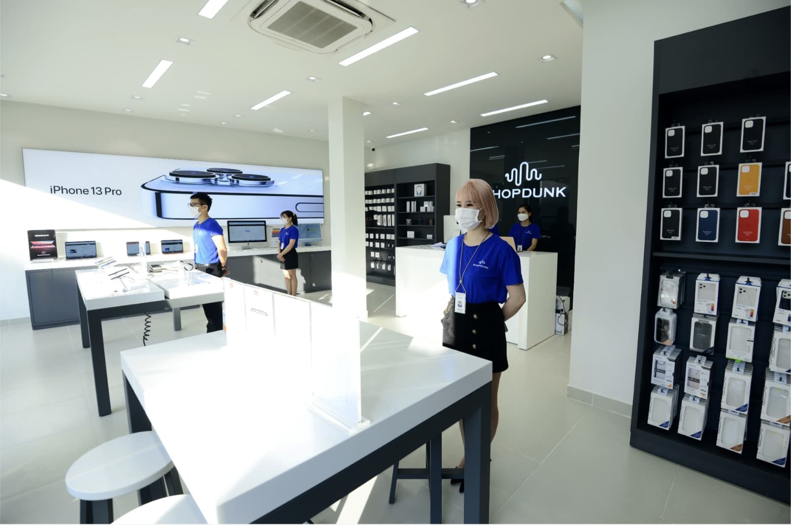 shop-dunk-cua-hang-ban-dien-thoai-iphone-voi-doi-ngu-nhan-vien-chuyen-nghiep-tan-tam