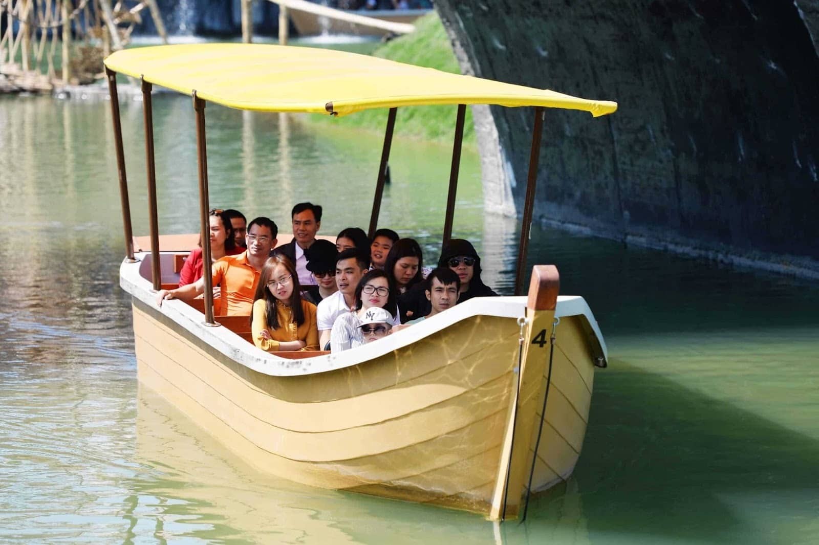 5-du-khach-trai-nghiem-du-thuyen-nhiet-doi-tai-sun-world-ha-long (1).jpg