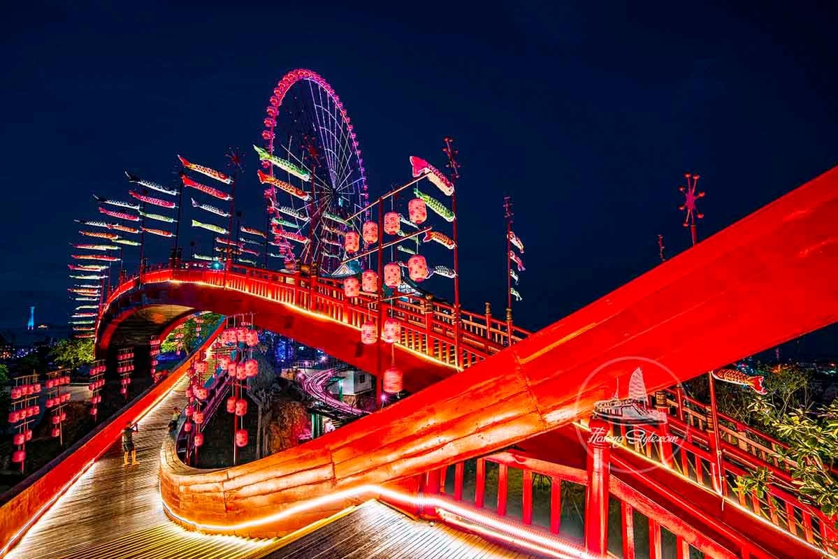 2-cau-koi-co-he-thong-chieu-sang-tren-cau-cung-duoc-thiet-ke-tinh-te-tao-ra-nhung-hieu-ung-anh-sang-lung-linh-va-huyen-ao-vao-ban-dem (1).jpg