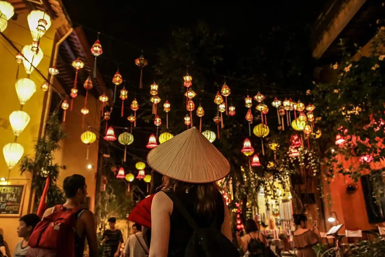 3-goi-y-lich-trinh-tham-quan-va-vui-choi-tai-le-hoi-trung-thu-hoi-an.jpg
