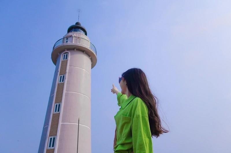 4-du-khach-check-in-tai-hai-dang-co-to (1).jpg