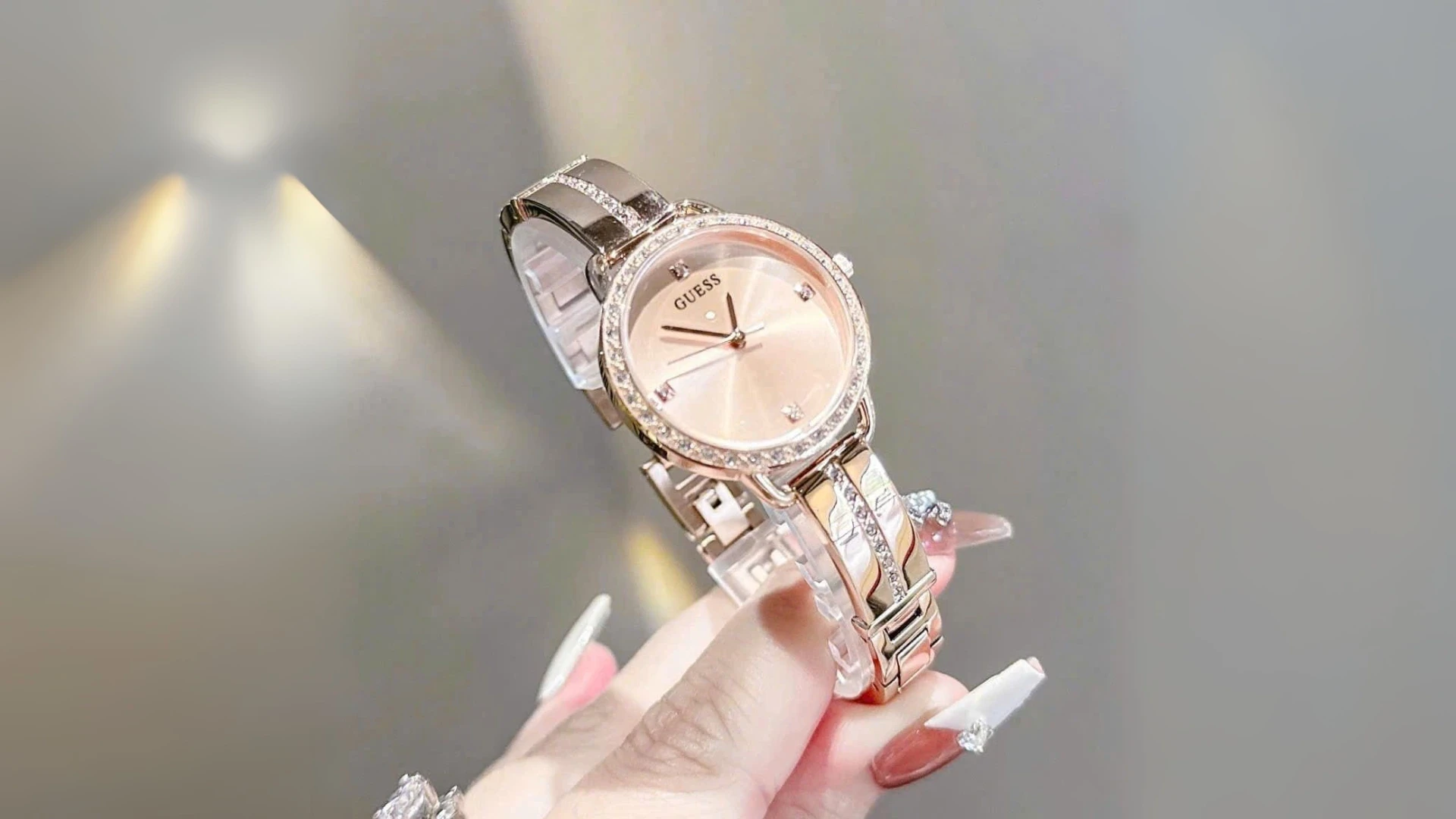01-dong-ho-guess-nu.webp
