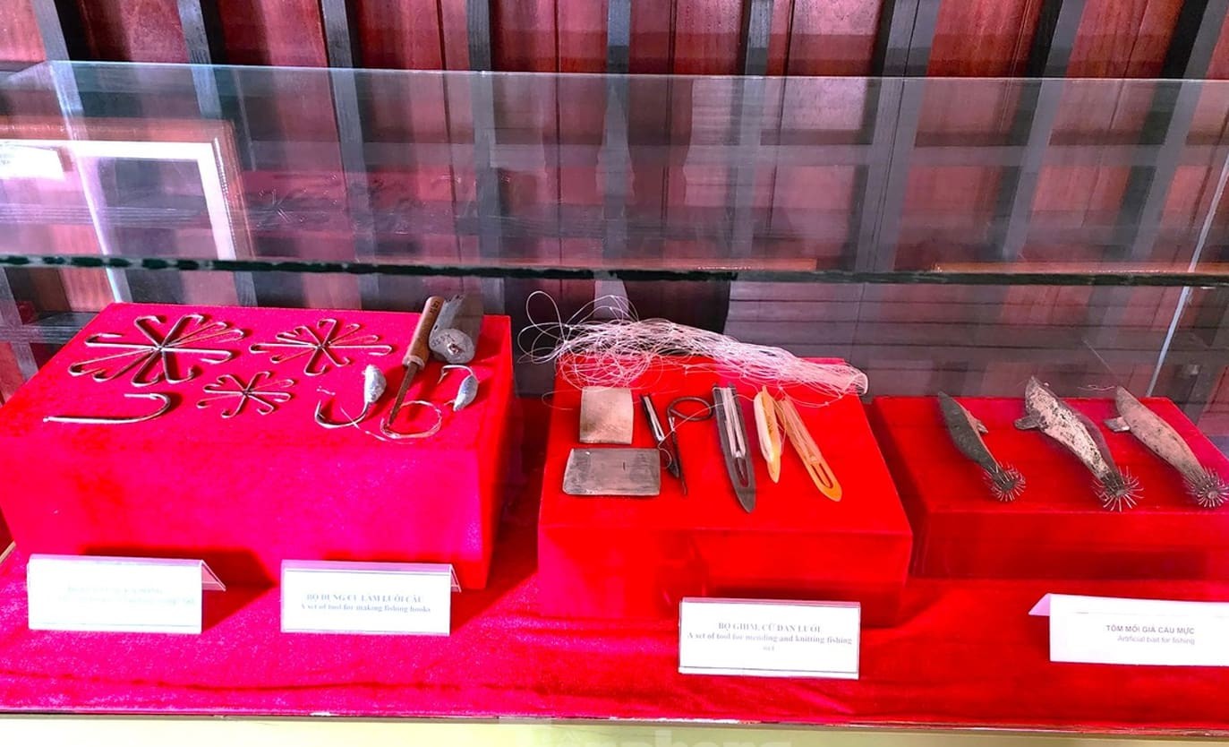 8-nhung-dung-cu-danh-bat-thu-cong-xua-cua-lang-chai-con-duoc-luu-giu-bao-ton (1).jpg