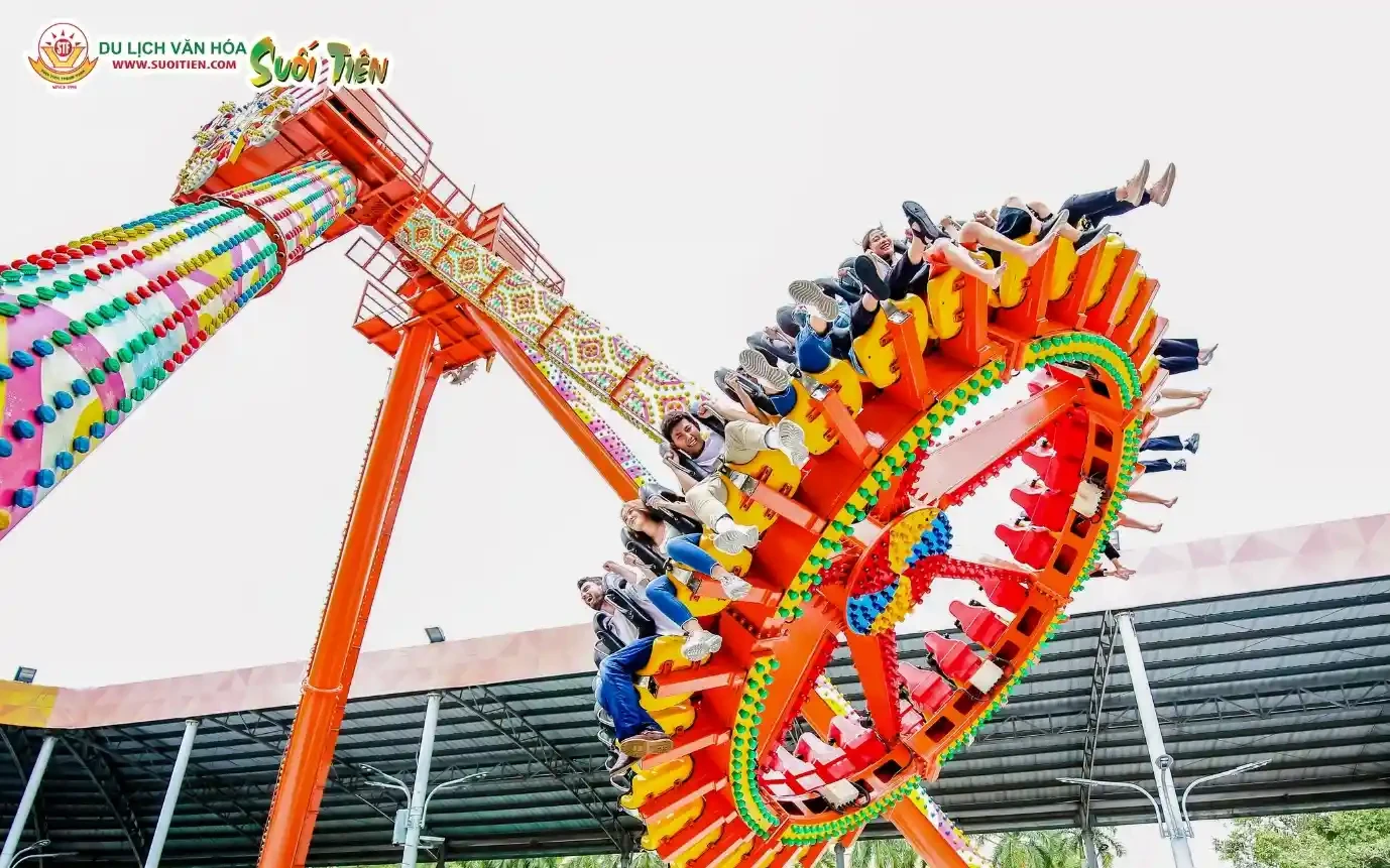 tham-gia-cac-tro-choi-cam-giac-manh-tai-khu-du-lich-suoi-tien.webp