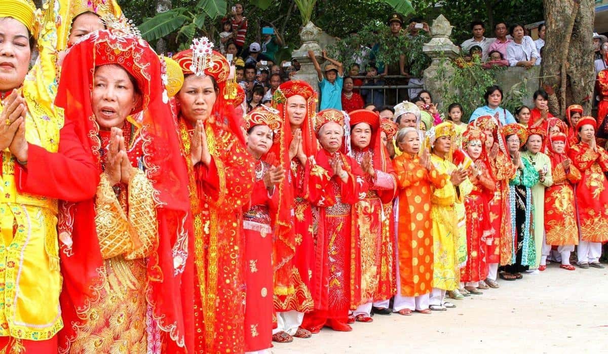 3-le-nghinh-than-trong-le-dien-hon-chen (1).jpg