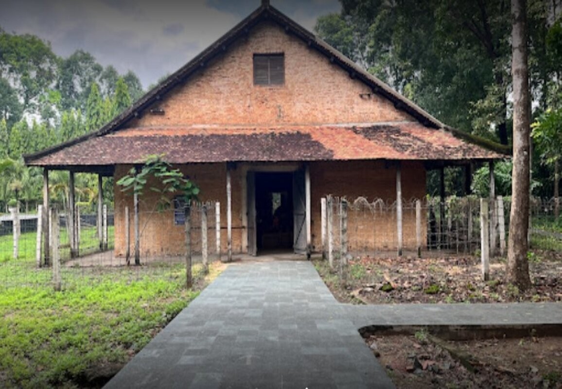 khu-trai-giam-cua-nha-tu-phu-loi-duoc-bao-boi-nhieu-hang-rao-gai