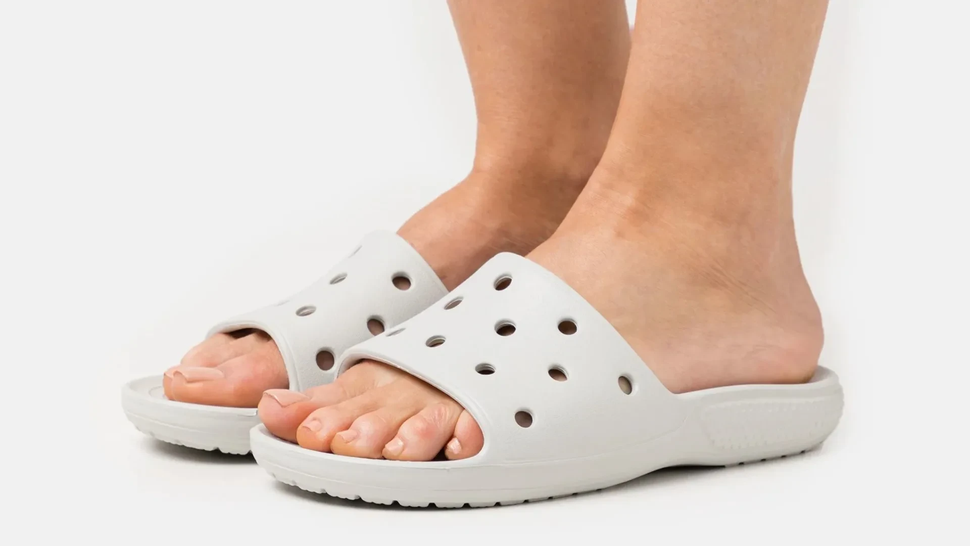 6-sandal-crocs-classic-slide-duoc-lam-tu-chat-lieu-sieu-nhe.webp