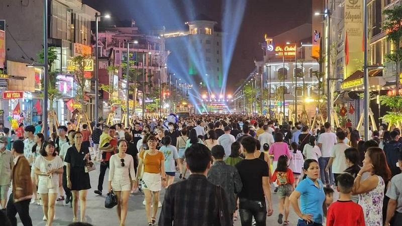 5-pho-di-bo-hue-nhon-nhip-vao-buoi-toi (1).jpg