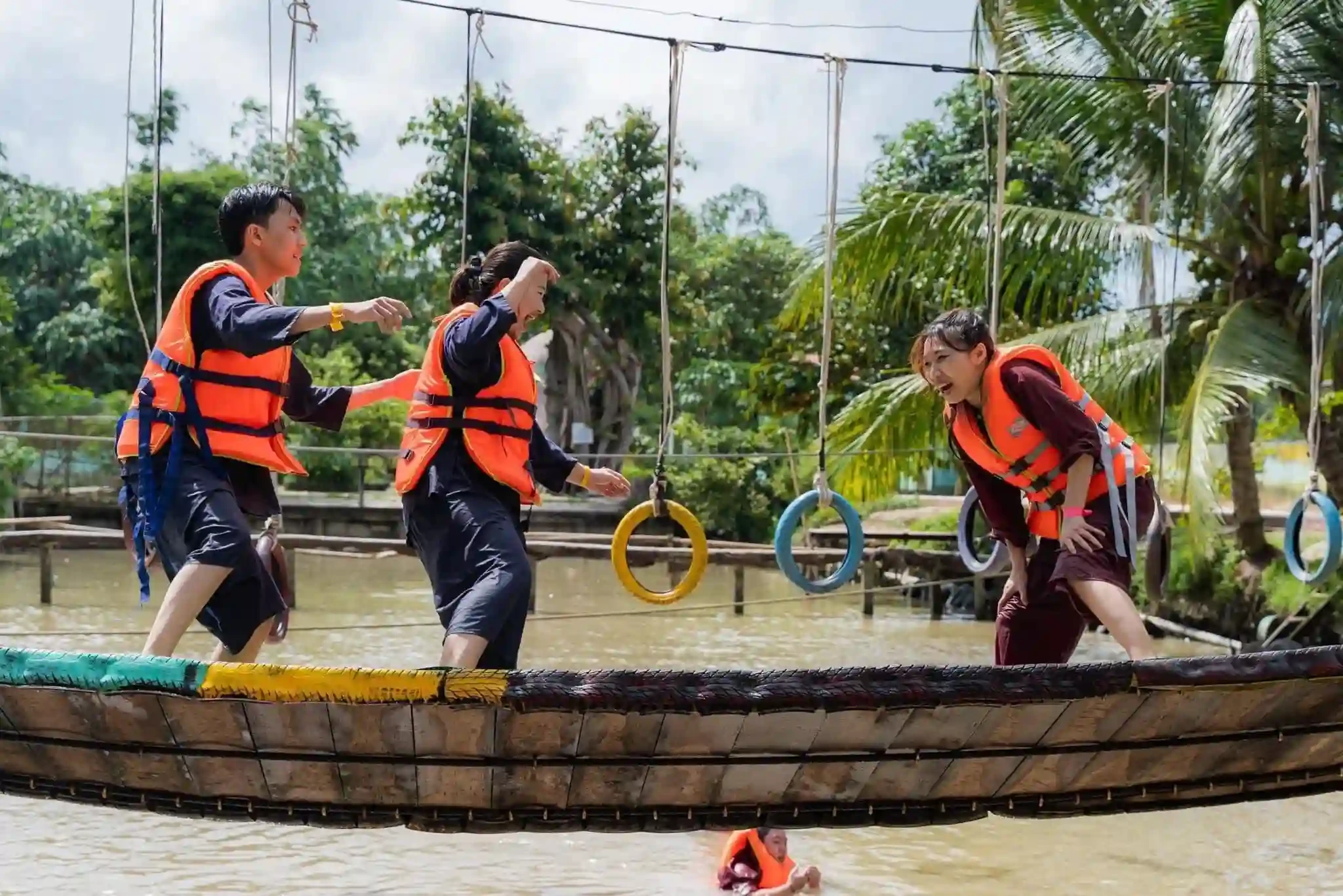 tham-gia-tro-choi-tai-khu-du-lich-vinh-sang (1).webp