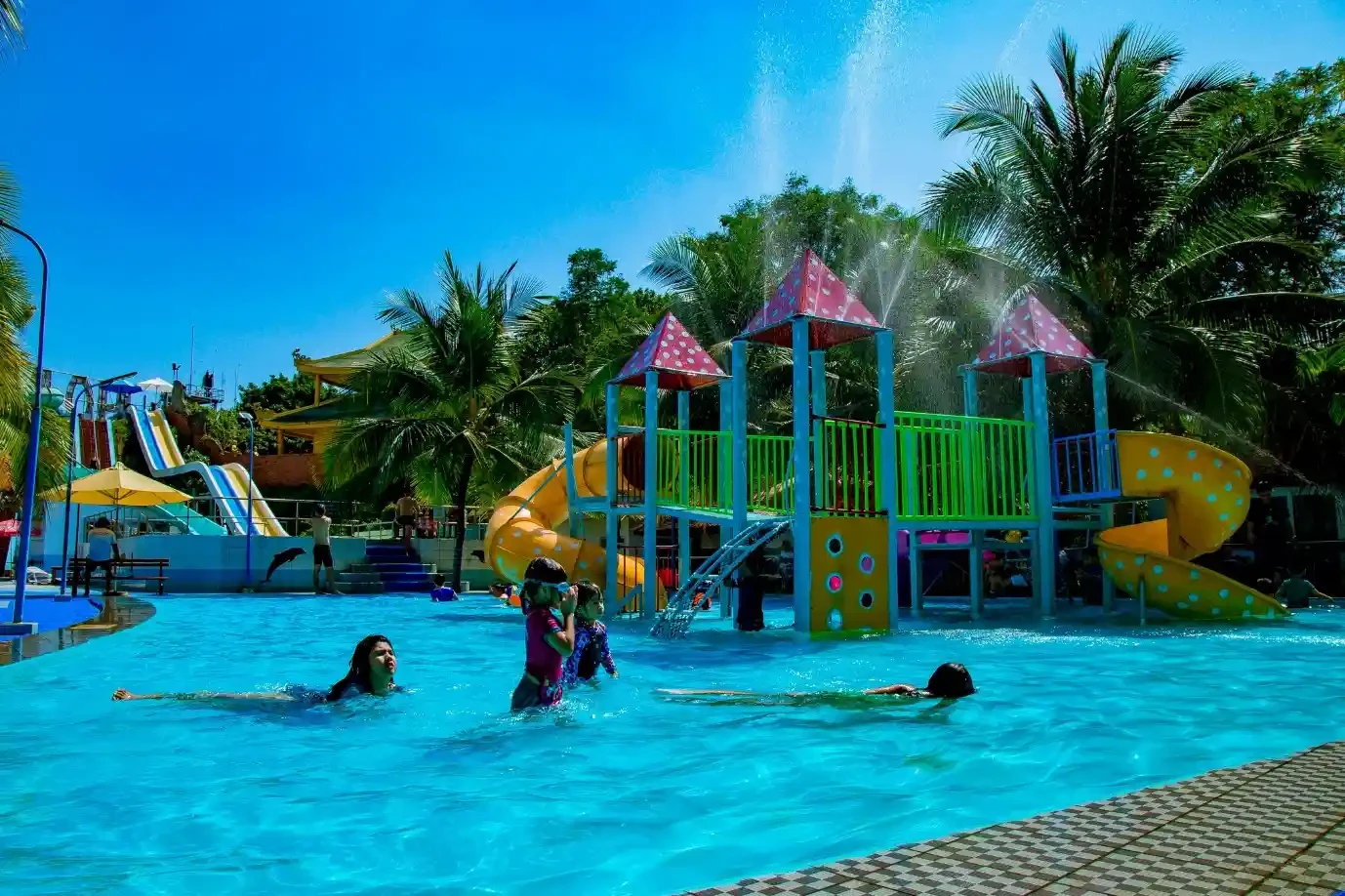 vui-choi-tai-cong-vien-nuoc-o-khu-du-lich-ho-may.webp