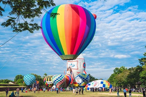 4-chuan-bi-gi-khi-tham-gia-le-hoi-khinh-khi-cau-hue (1).jpg