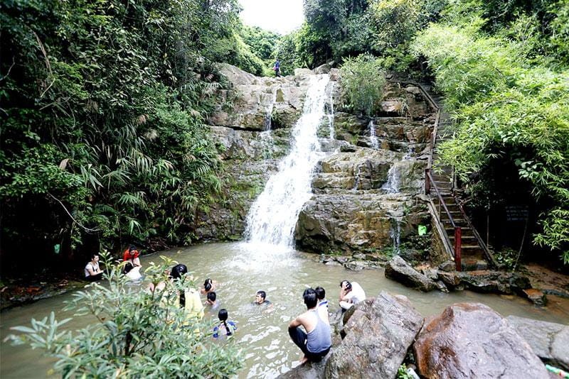 3-hoa-minh-vao-dong-nuoc-mat-tai-thac-lung-xanh (1).jpg