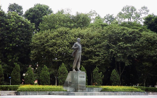 2-tuong-dai-v-i-lenin-uy-nghi-giua-long-cong-vien-le-nin-ha-noi.jpg