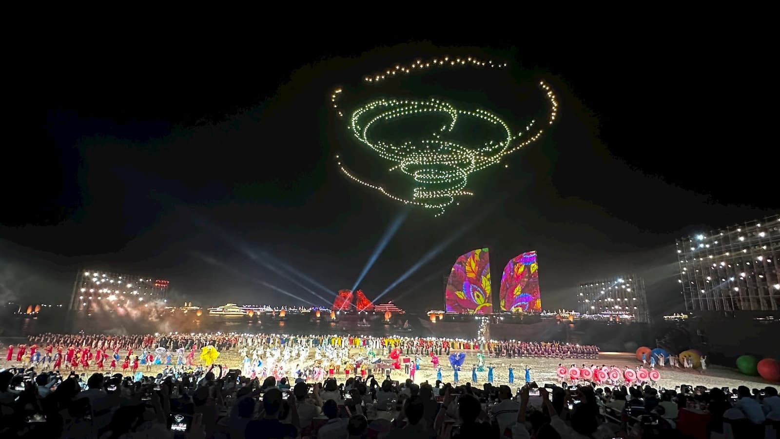 3-nam-2024-la-nam-dau-tien-carnaval-ha-long-trinh-dien-drone-light-tren-bien (1).jpg