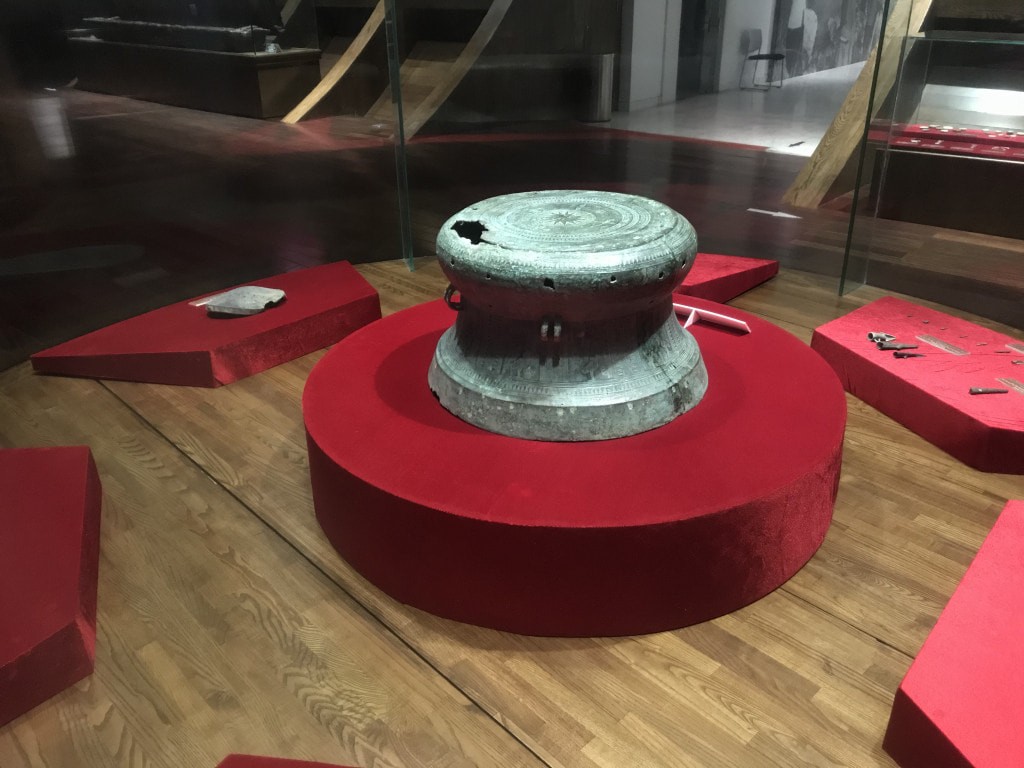 5-bao-vat-quoc-gia-trong-dong-quang-chinh-bao-vat-co-nien-dai-khoang-the-ky-thu-iii-ii-truoc-cong-nguyen (1).jpg