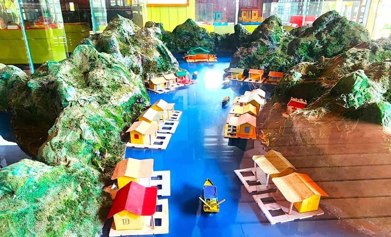 7-cuoc-song-tren-bien-xua-cua-lang-chai-duoc-tai-hien-lai-trong-nhung-sa-hinh-trung-bay (1).jpg