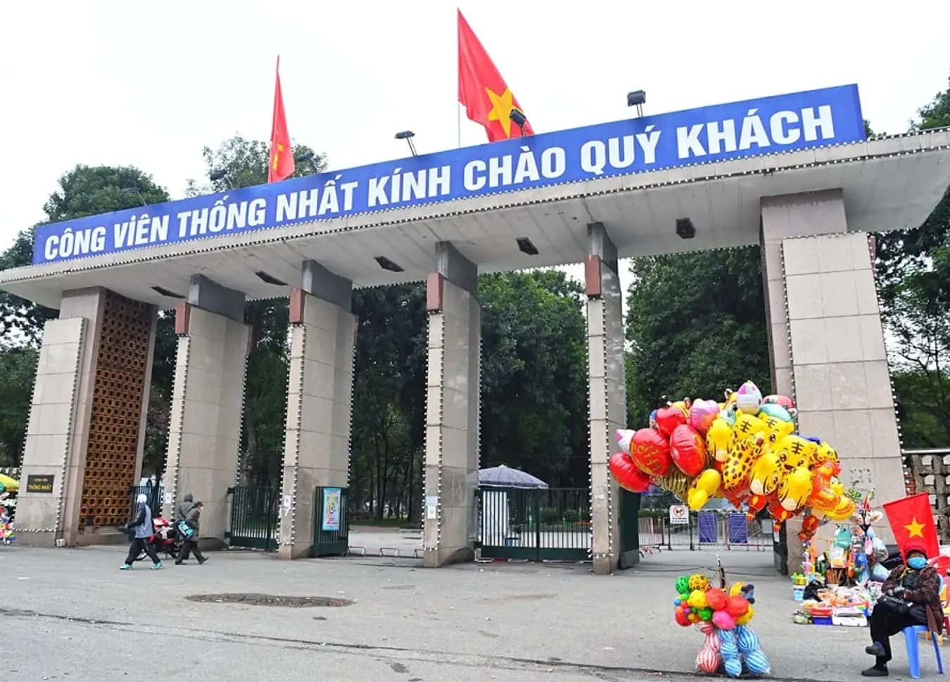 1-cong-vien-thong-nhat-khong-chi-la-la-phoi-xanh-ma-con-la-diem-den-yeu-thich-cua-du-khach-boi-nhung-tham-hoa-ruc-ro-khoe-sac-theo-mua.jpg