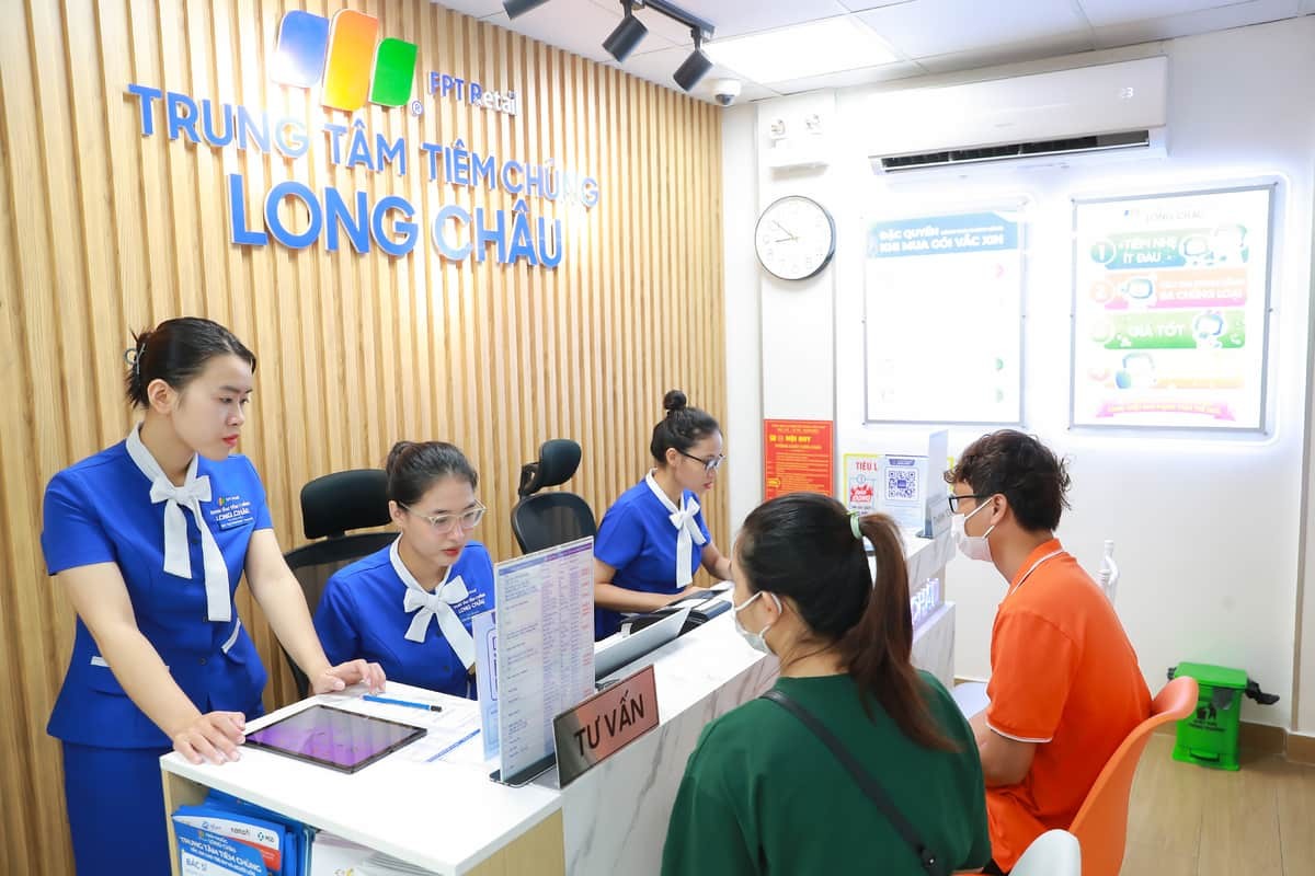 3-doi-ngu-nhan-vien-chuyen-nghiep-tan-tinh-tai-tiem-chung-long-chau (1).jpg