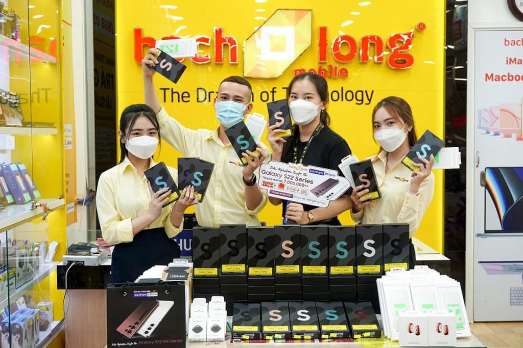 doi-ngu-nhan-vien-nhiet-tinh-than-thien-cua-bach-long-mobile (1).jpg