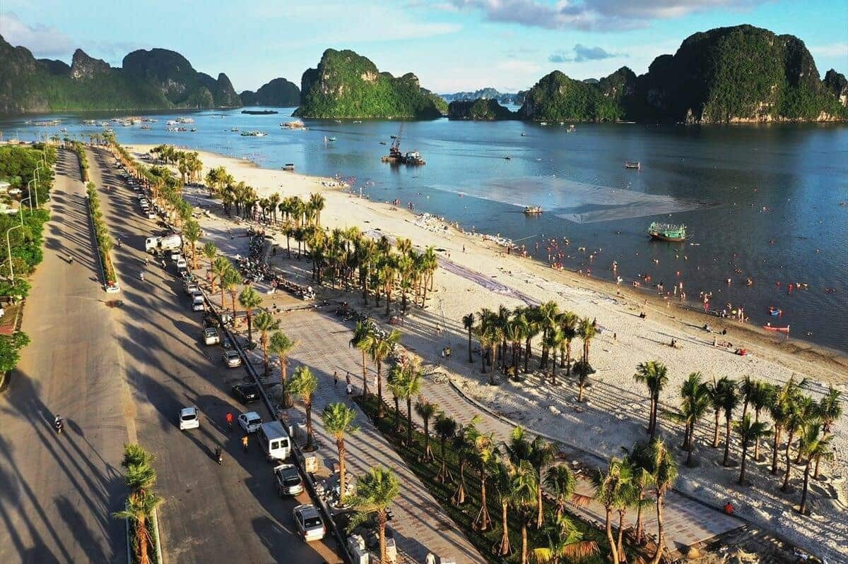 3-bai-tam-hon-gai-cung-cap-day-du-tien-ich-de-phuc-vu-khach-hang (1).jpg