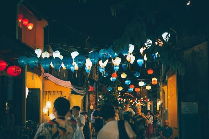 4-trai-nghiem-du-lich-tai-le-hoi-hoa-dang-hoi-an.jpg